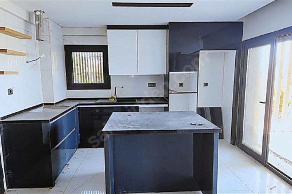 Kuşadası Deniz ve Doğa Manzaralı Havuzlu Satılık Villa