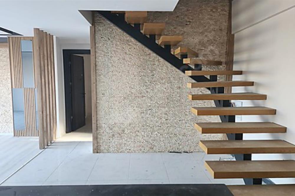 Kuşadası Deniz ve Doğa Manzaralı Havuzlu Satılık Villa
