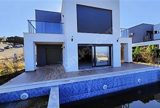 Kuşadası Deniz ve Doğa Manzaralı Havuzlu Satılık Villa