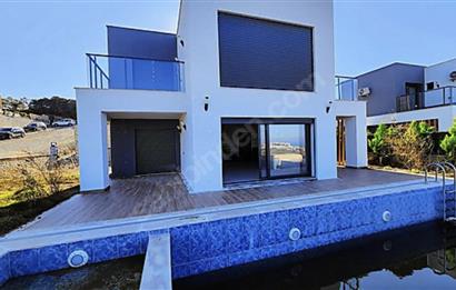 Kuşadası Deniz ve Doğa Manzaralı Havuzlu Satılık Villa