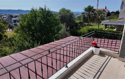 URLA TORASAN'DA BALKONLU, BAHÇE KULLANIMLI KİRALIK DAİRE
