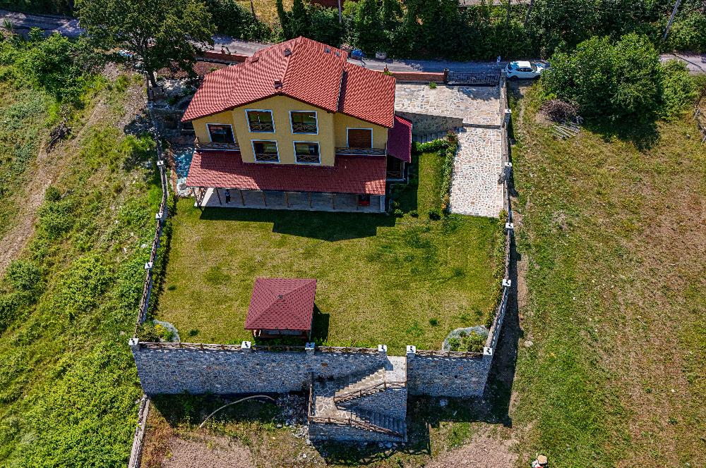 YALOVA ALTINOVADA 4825 M2 ARSA İÇİNDE SATILIK ÖZEL BİR VİLLA