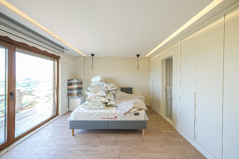 YALOVA ALTINOVADA 4825 M2 ARSA İÇİNDE SATILIK ÖZEL BİR VİLLA