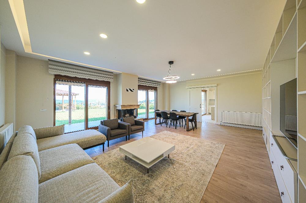 YALOVA ALTINOVADA 4825 M2 ARSA İÇİNDE SATILIK ÖZEL BİR VİLLA