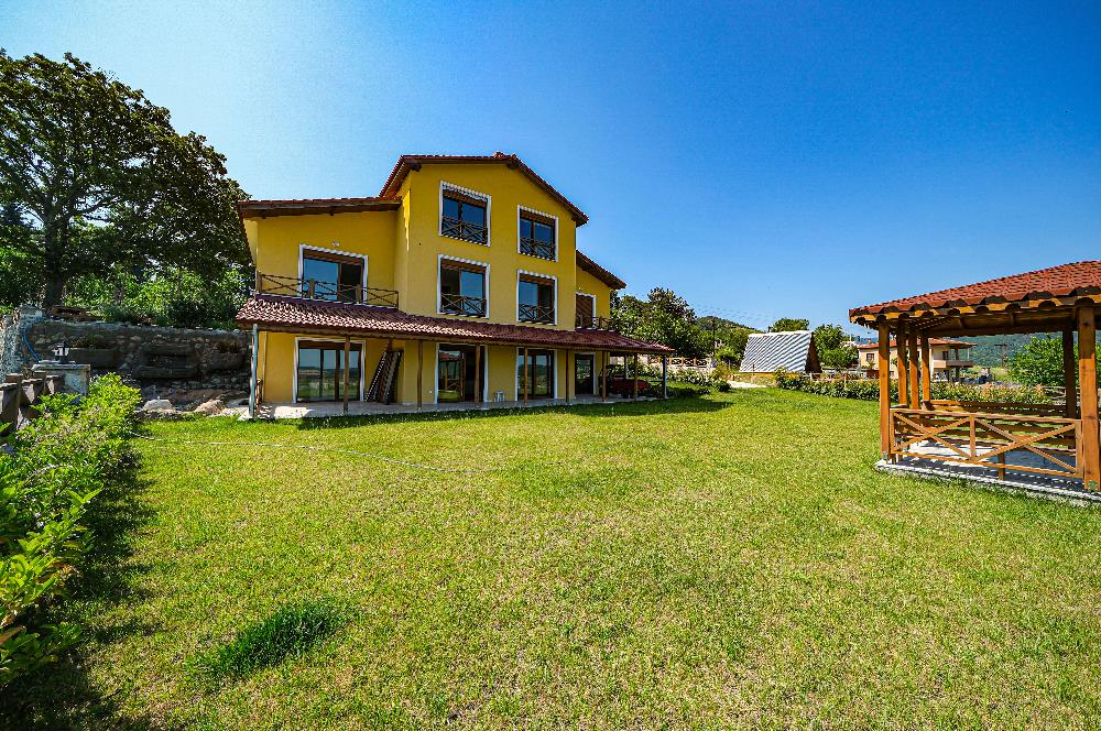 YALOVA ALTINOVADA 4825 M2 ARSA İÇİNDE SATILIK ÖZEL BİR VİLLA