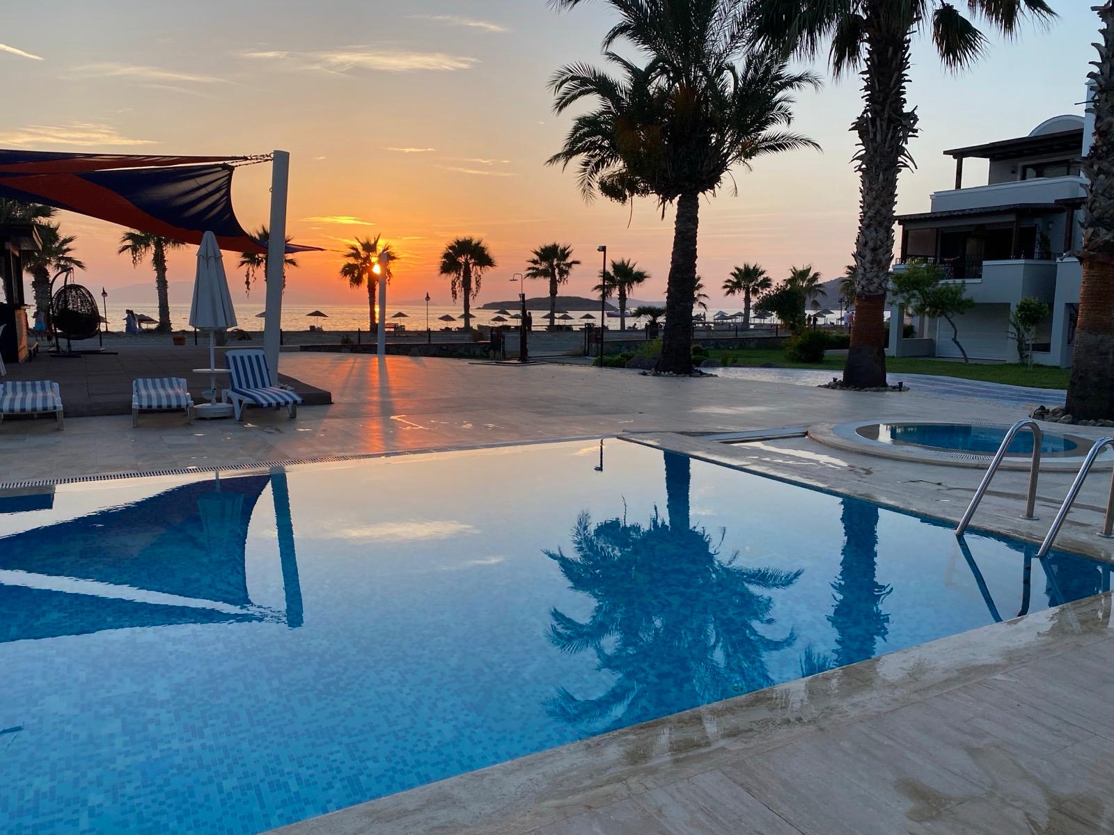 ‘Denize Komşu ~ Hayallerinize Yakın’ Denize Sıfır Havuzlu Site İçerisinde Kum Plaja 15 Saniye Mesafede Satılık Deniz Manzaralı Bahçe Katı Daire