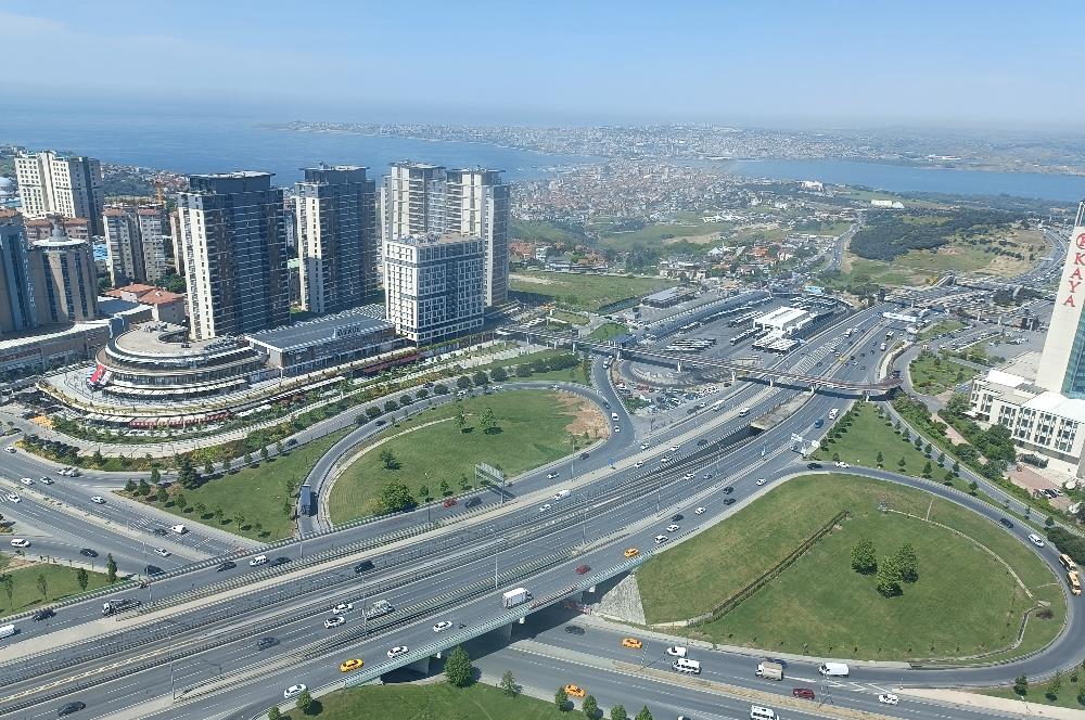 Burç istanbul İş merkezinde 32 katta 910m2 şerefiyeli kat.