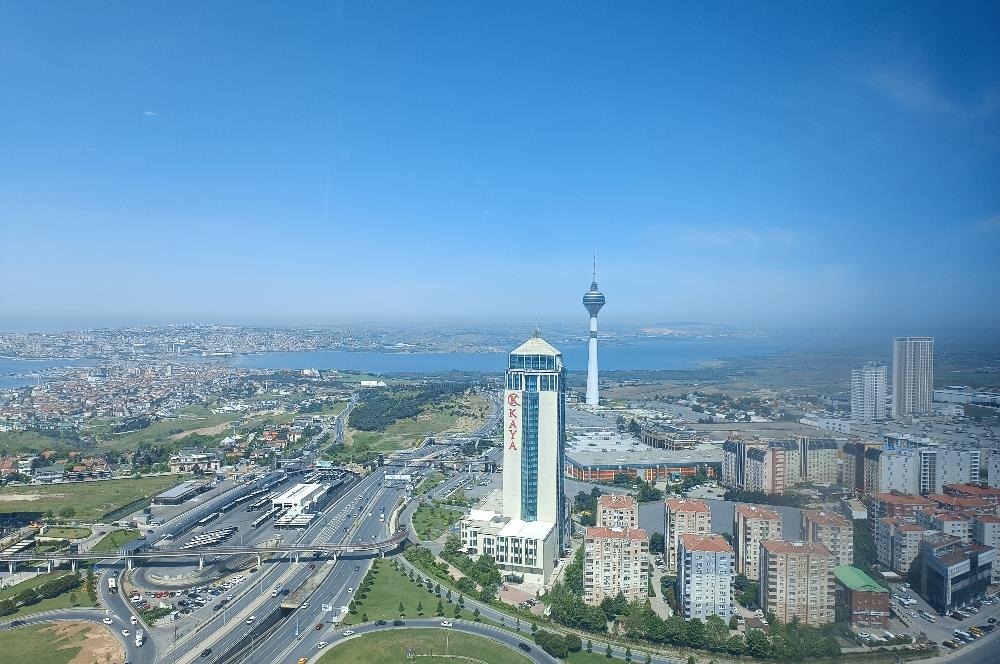Burç istanbul İş merkezinde 32 katta 910m2 şerefiyeli kat.