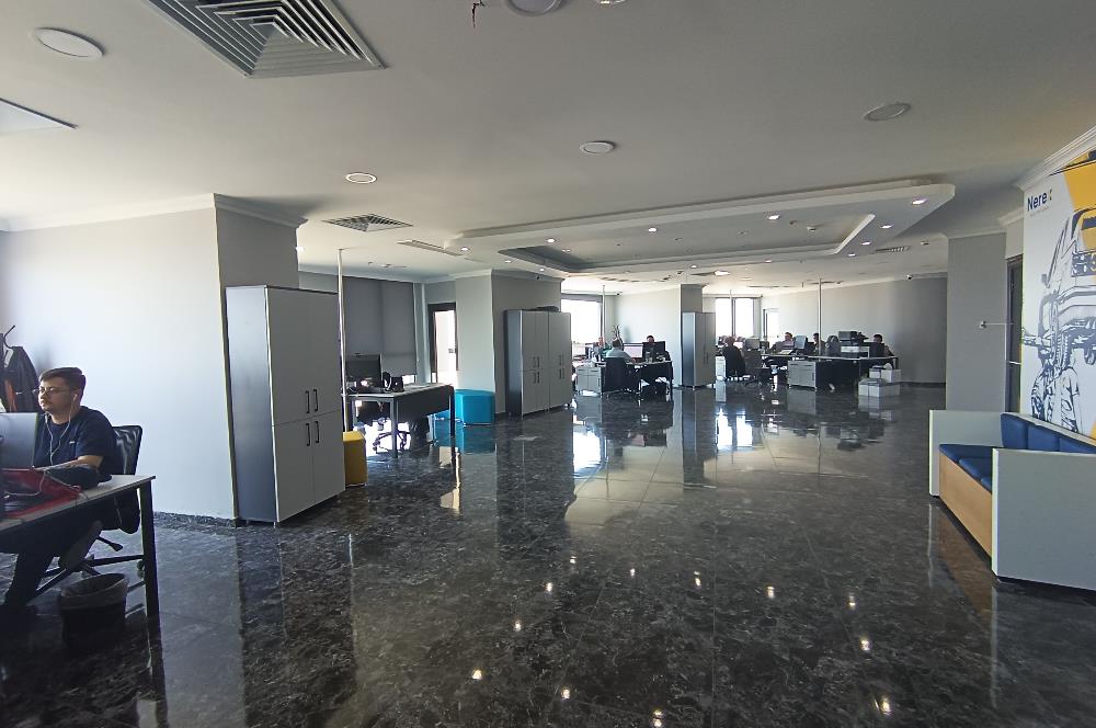 Burç istanbul İş merkezinde 32 katta 910m2 şerefiyeli kat.