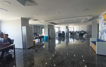 Burç istanbul İş merkezinde 32 katta 910m2 şerefiyeli kat.