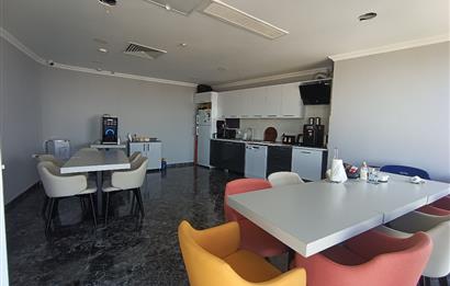 Burç istanbul İş merkezinde 32 katta 910m2 şerefiyeli kat.