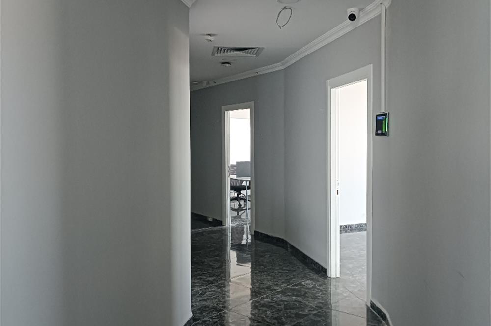 Burç istanbul İş merkezinde 32 katta 910m2 şerefiyeli kat.