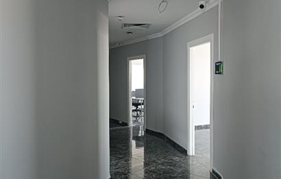 Burç istanbul İş merkezinde 32 katta 910m2 şerefiyeli kat.