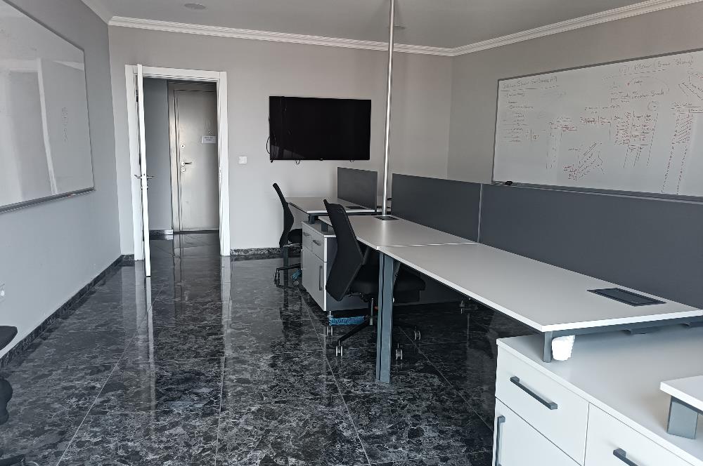 Burç istanbul İş merkezinde 32 katta 910m2 şerefiyeli kat.