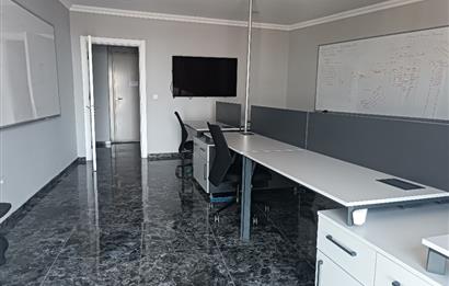 Burç istanbul İş merkezinde 32 katta 910m2 şerefiyeli kat.