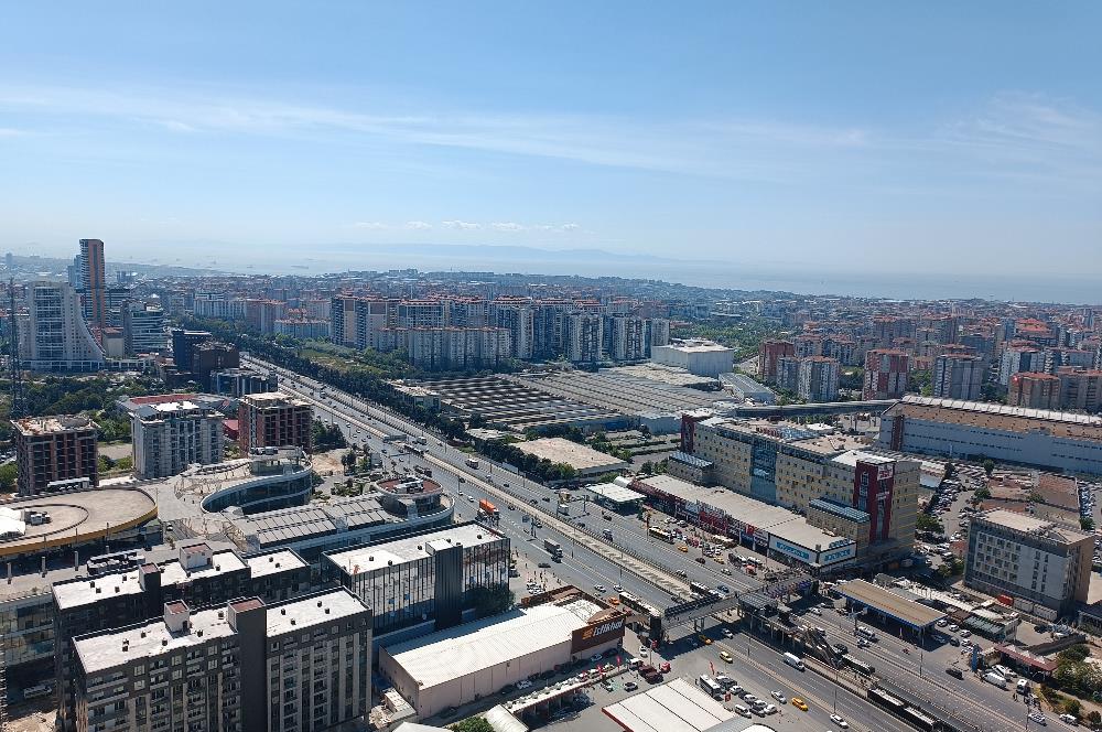 Burç istanbul İş merkezinde 32 katta 910m2 şerefiyeli kat.