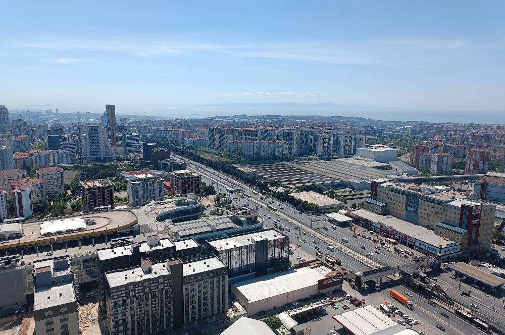Burç istanbul İş merkezinde 32 katta 910m2 şerefiyeli kat.