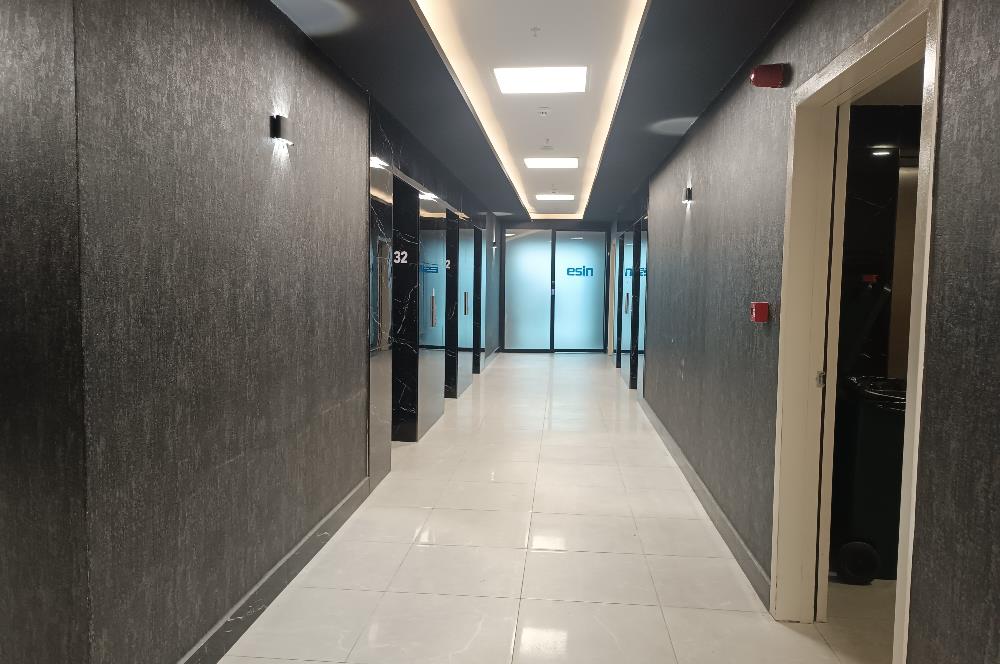Burç istanbul İş merkezinde 32 katta 910m2 şerefiyeli kat.