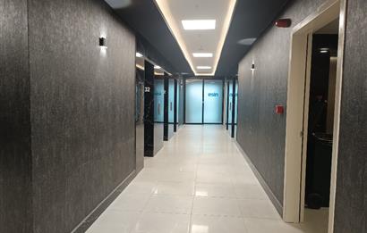 Burç istanbul İş merkezinde 32 katta 910m2 şerefiyeli kat.