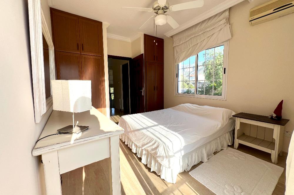 Girne Ozanköy Havuzlu Geniş Arsalı 3+1 Villa