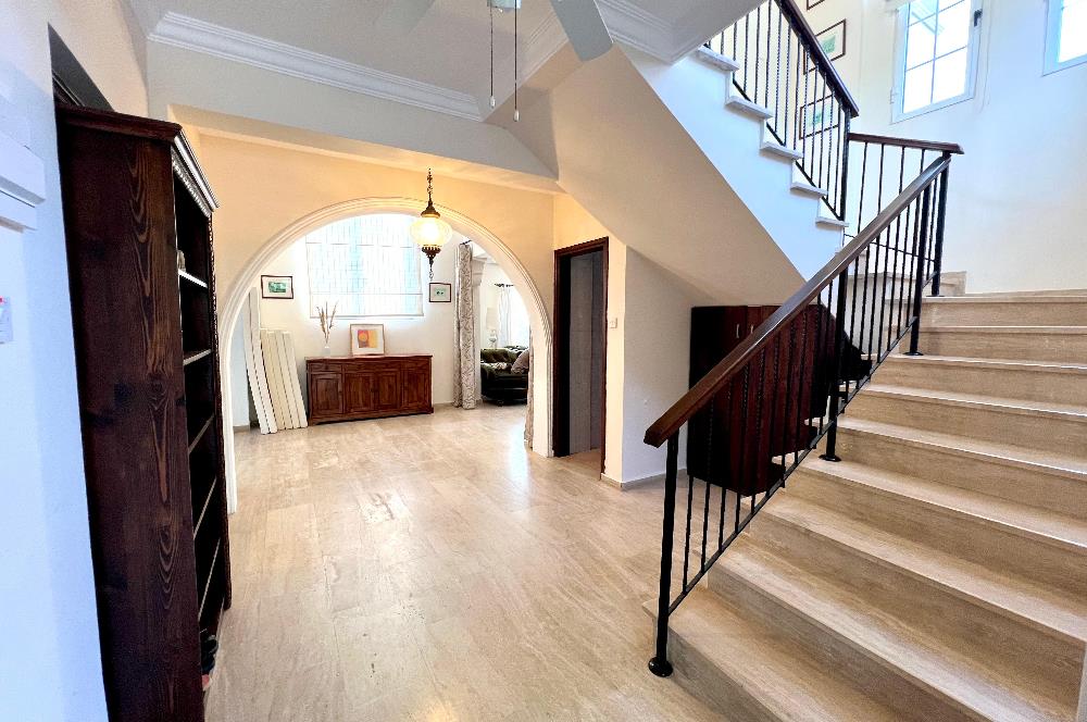 Girne Ozanköy Havuzlu Geniş Arsalı 3+1 Villa
