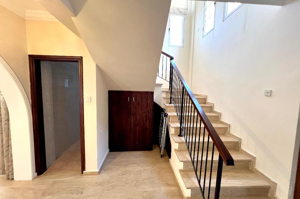 Girne Ozanköy Havuzlu Geniş Arsalı 3+1 Villa