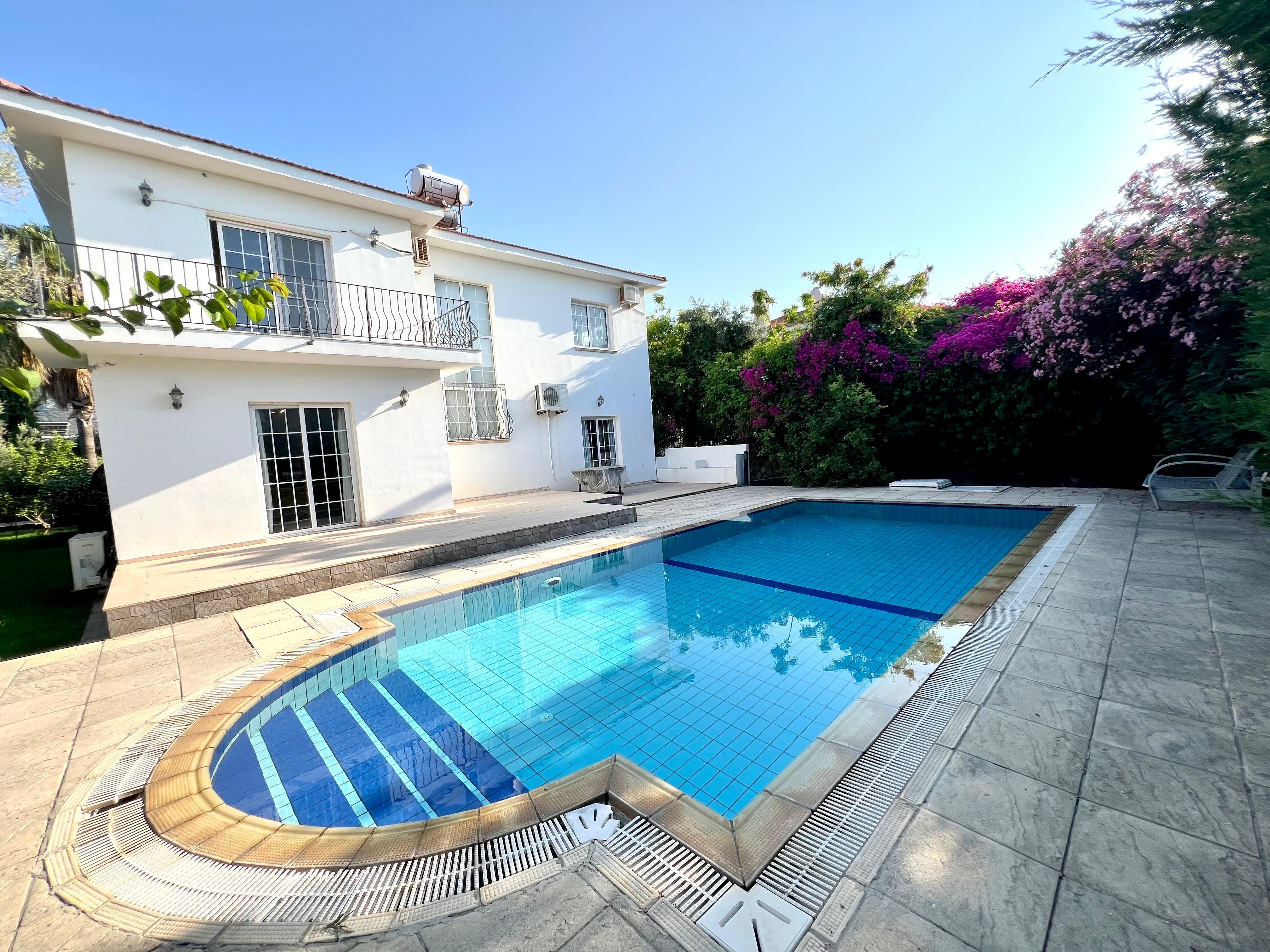 Girne Ozanköy Havuzlu Geniş Arsalı 3+1 Villa