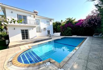 Girne Ozanköy Havuzlu Geniş Arsalı 3+1 Villa