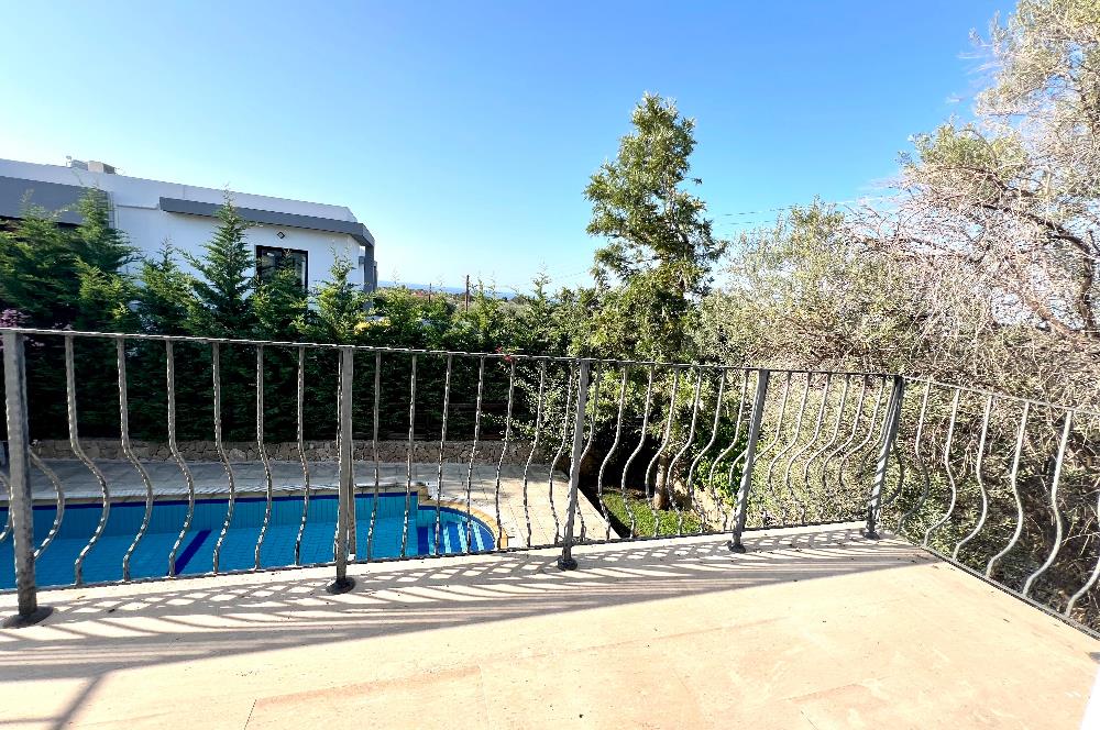Girne Ozanköy Havuzlu Geniş Arsalı 3+1 Villa