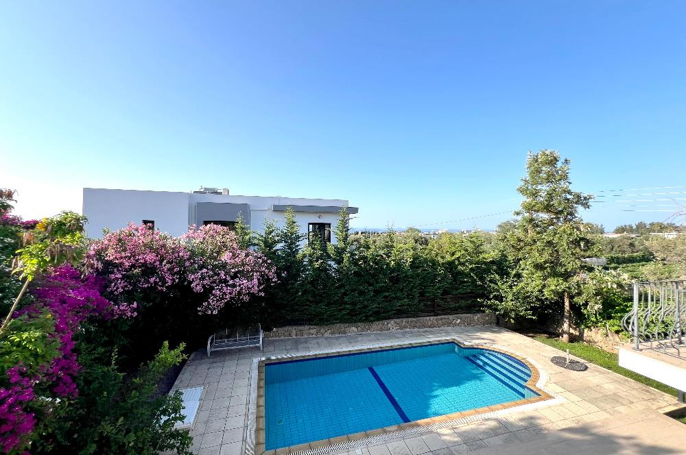 Girne Ozanköy Havuzlu Geniş Arsalı 3+1 Villa