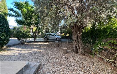 Girne Ozanköy Havuzlu Geniş Arsalı 3+1 Villa