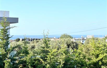 Girne Ozanköy Havuzlu Geniş Arsalı 3+1 Villa