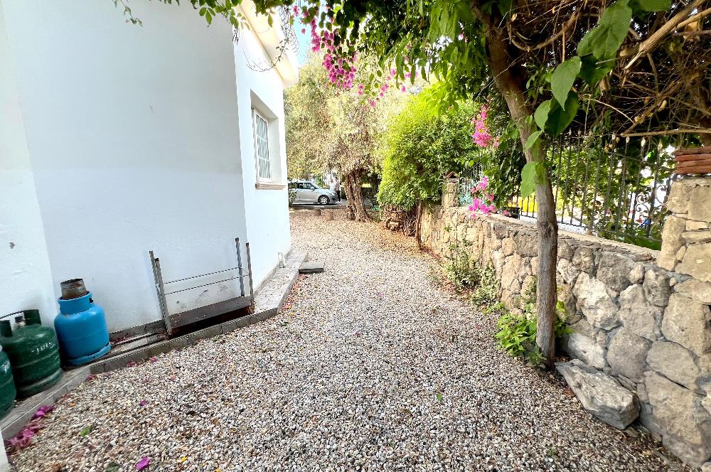 Girne Ozanköy Havuzlu Geniş Arsalı 3+1 Villa