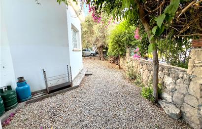 Girne Ozanköy Havuzlu Geniş Arsalı 3+1 Villa