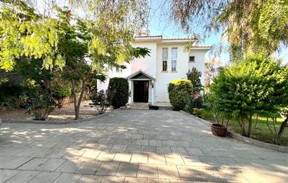 Girne Ozanköy Havuzlu Geniş Arsalı 3+1 Villa