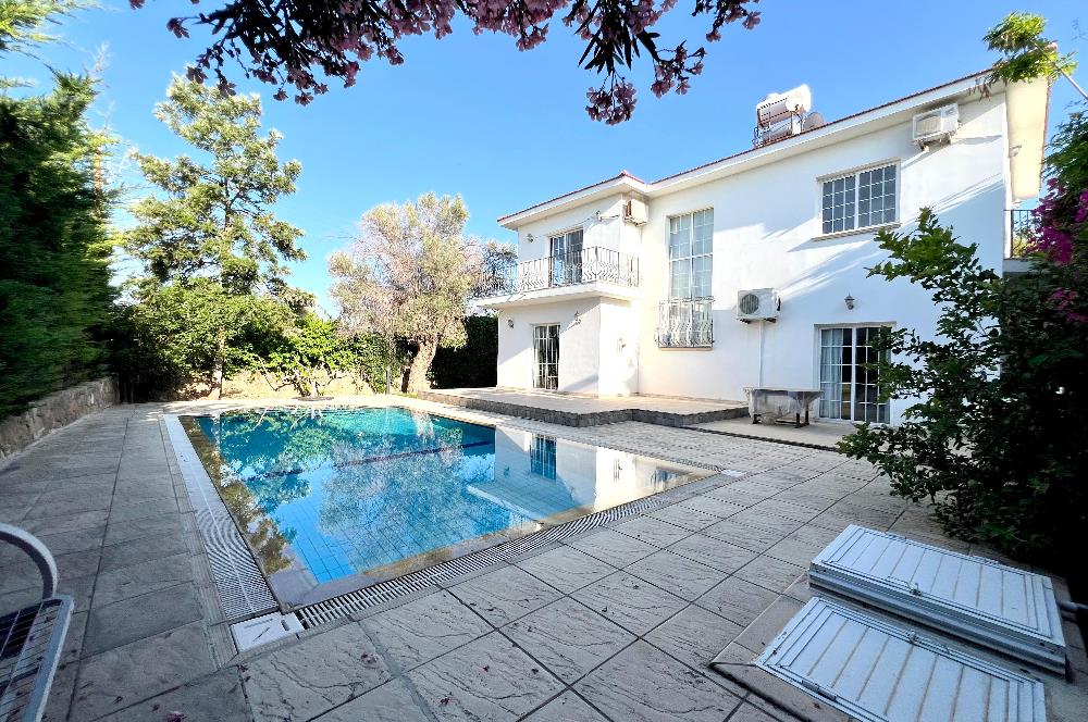 Girne Ozanköy Havuzlu Geniş Arsalı 3+1 Villa