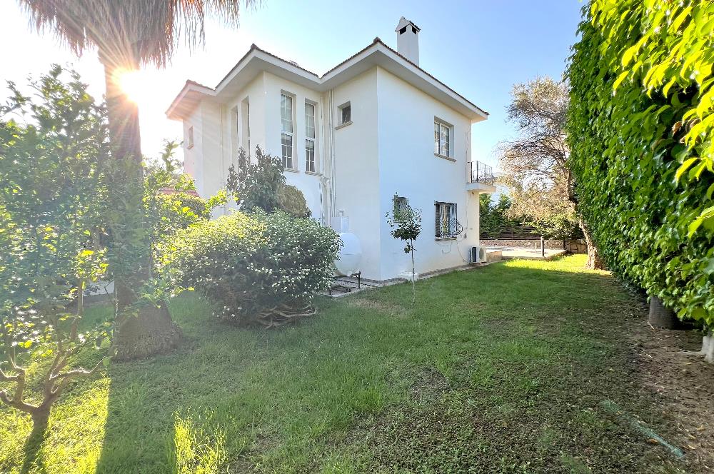 Girne Ozanköy Havuzlu Geniş Arsalı 3+1 Villa