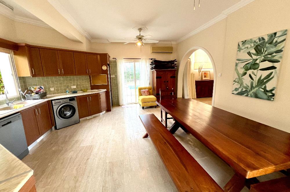 Girne Ozanköy Havuzlu Geniş Arsalı 3+1 Villa