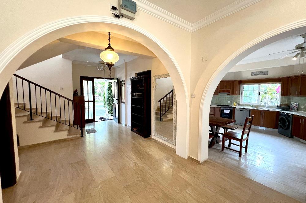 Girne Ozanköy Havuzlu Geniş Arsalı 3+1 Villa