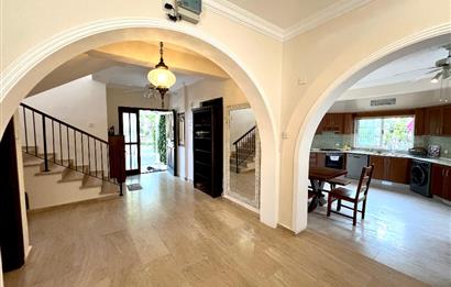Girne Ozanköy Havuzlu Geniş Arsalı 3+1 Villa