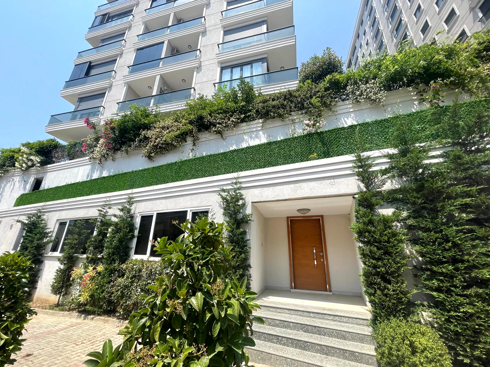 ÜNALANDA HER İŞE UYGUN KİRALIK OFİS