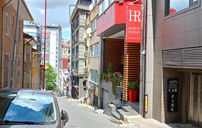 HARBİYE ASKERİ MÜZE'NİN KARŞISINDAKİ SOKAKTA SATILIK DAİRE