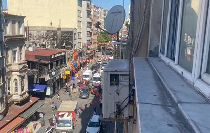 ERGENEKON CADDESİNDE KONUT VE OFİSE UYGUN KİRALIK DAİRE&OFİS