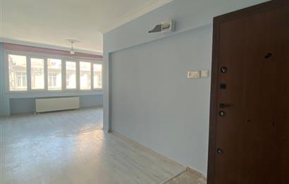 ERGENEKON CADDESİNDE KONUT VE OFİSE UYGUN KİRALIK DAİRE&OFİS