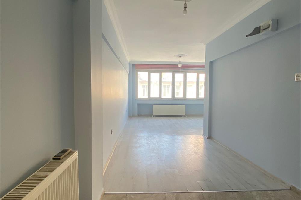 ERGENEKON CADDESİNDE KONUT VE OFİSE UYGUN KİRALIK DAİRE&OFİS