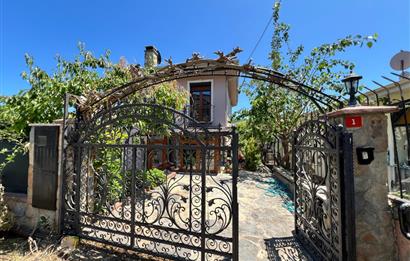 Kilyos Merkez'de Köşe Konumda Tam Müstakil 6+1 Satılık Villa