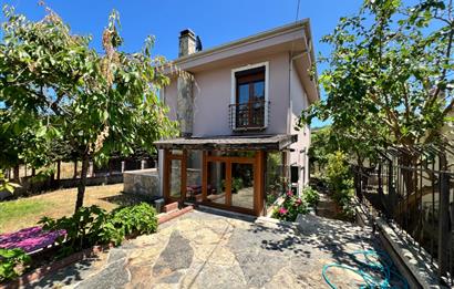 Kilyos Merkez'de Köşe Konumda Tam Müstakil 6+1 Satılık Villa