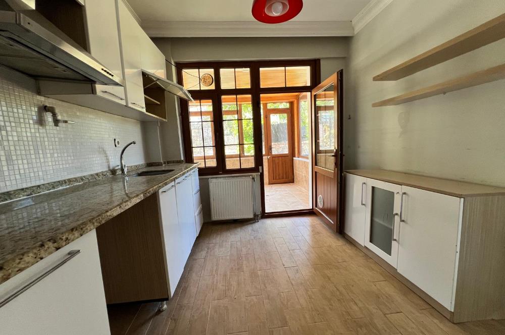 Kilyos Merkez'de Köşe Konumda Tam Müstakil 6+1 Satılık Villa