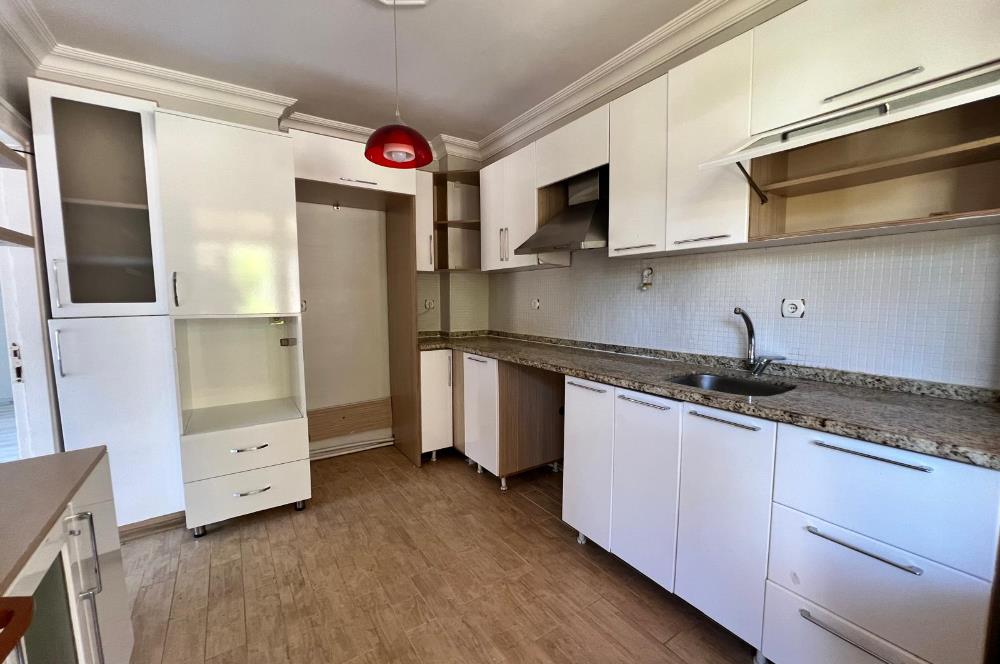 Kilyos Merkez'de Köşe Konumda Tam Müstakil 6+1 Satılık Villa