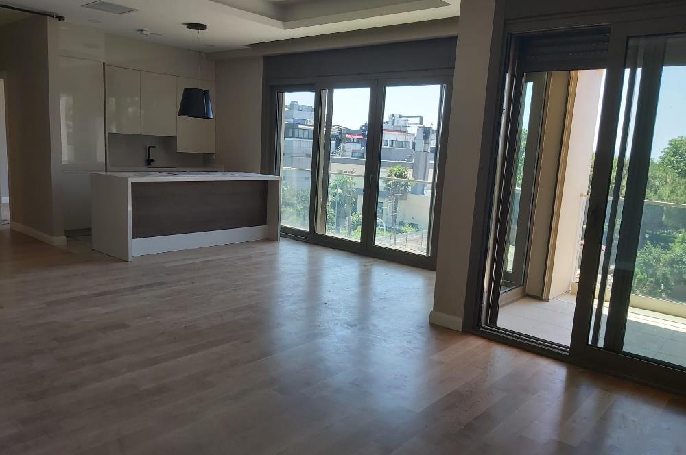 Suadiye Sahilde Kısmi Deniz Görür 2,5 + 1 Sıfır Daire